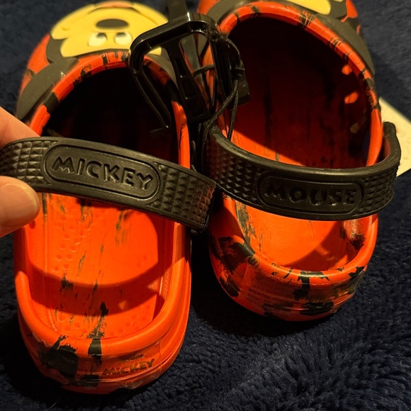 Mickey Mouse Red Clogs - Picture 4 of 7